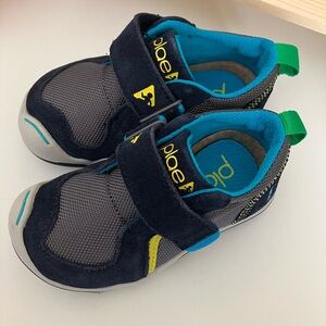 New toddler size 6 Plae shoes